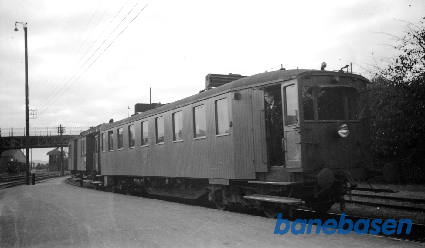 Motorvogn SFJ M 4 med postvogn på Nyborg station Motorvogn SFJ M 4 med postvogn på Nyborg station