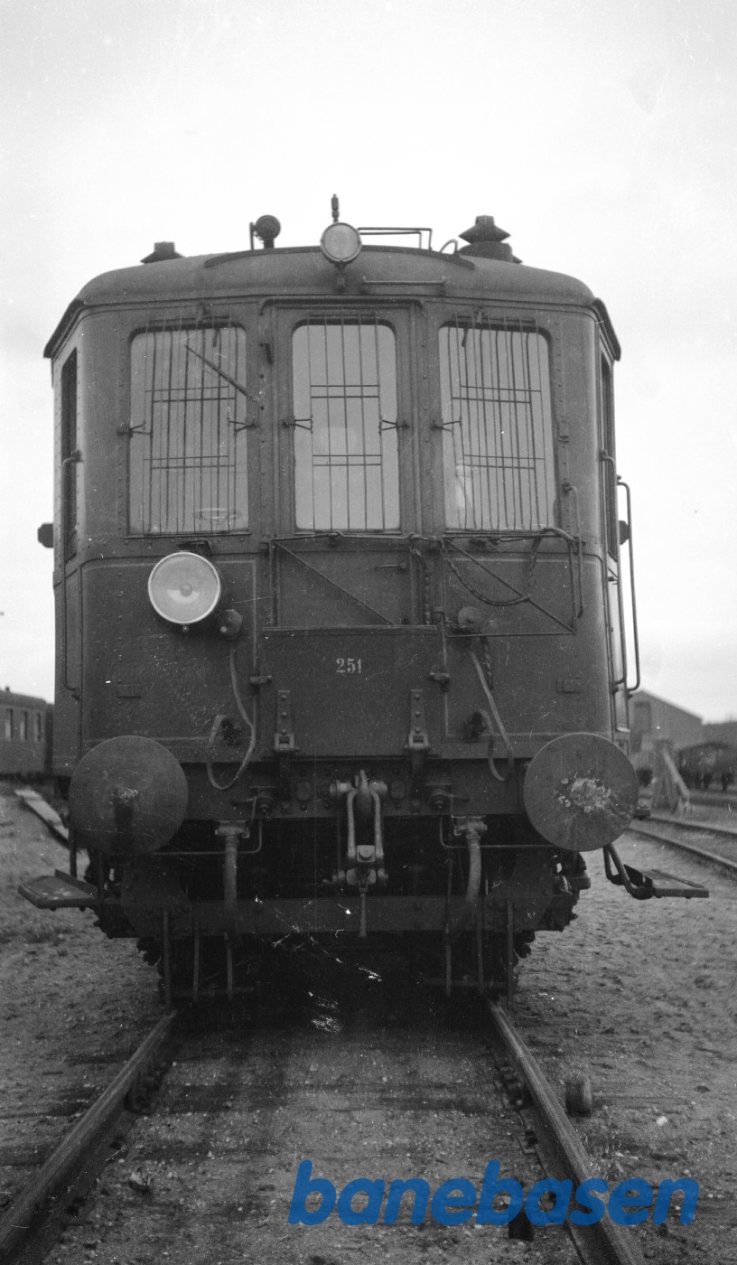 Motorvogn MP 251 med tog 33 på Fredericia station Motorvogn MP 251 med tog 33 på Fredericia station