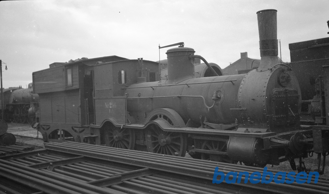 Damplokomotiv FS 256 hensat ved maskindepotet på GB Damplokomotiv FS 256 hensat ved maskindepotet på GB