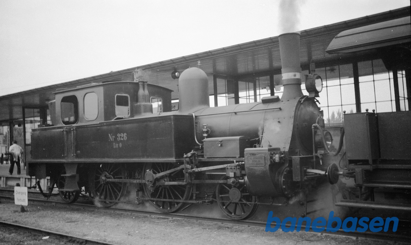 Damplokomotiv O 326 med en "Rystevogn" på Vanløse station Damplokomotiv O 326 med en "Rystevogn" på Vanløse station