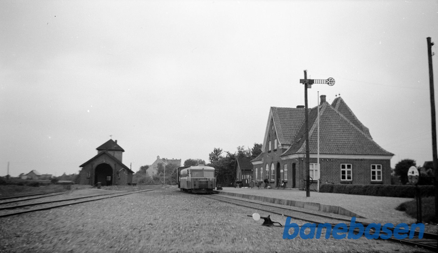Skinnebus LB Sm 1 med godsvogn på Bagenkop station Skinnebus LB Sm 1 med godsvogn på Bagenkop station