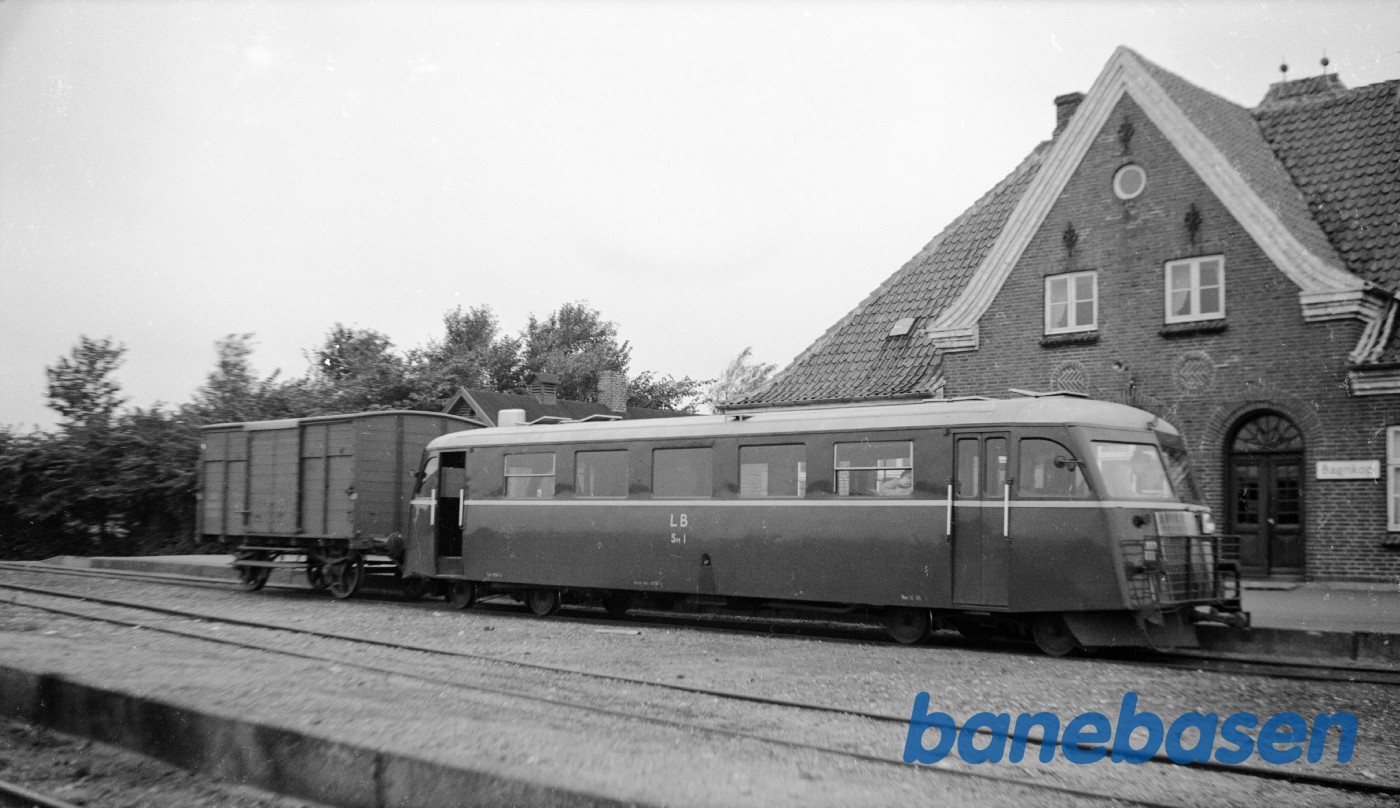 Skinnebus LB Sm 1 med godsvogn på Bagenkop station Skinnebus LB Sm 1 med godsvogn på Bagenkop station