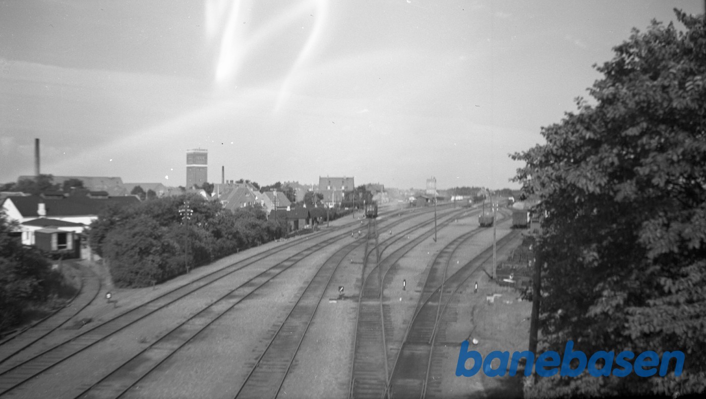 Udsigt over sporarealet på Grinsted station set fra syd Udsigt over sporarealet på Grinsted station set fra syd