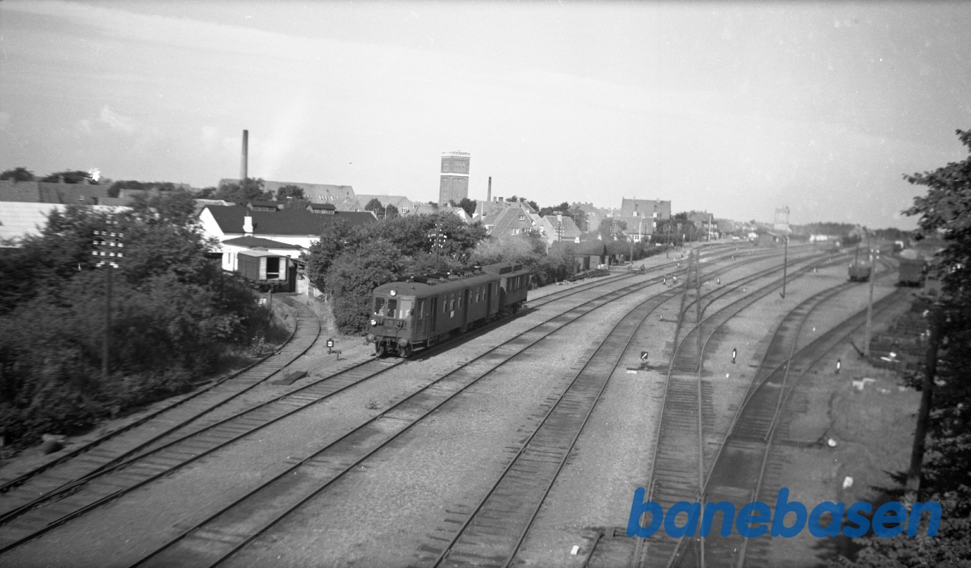 Motorvogn Ltr MO og pakvogn med tog 506 Motorvogn Ltr MO og pakvogn med tog 506