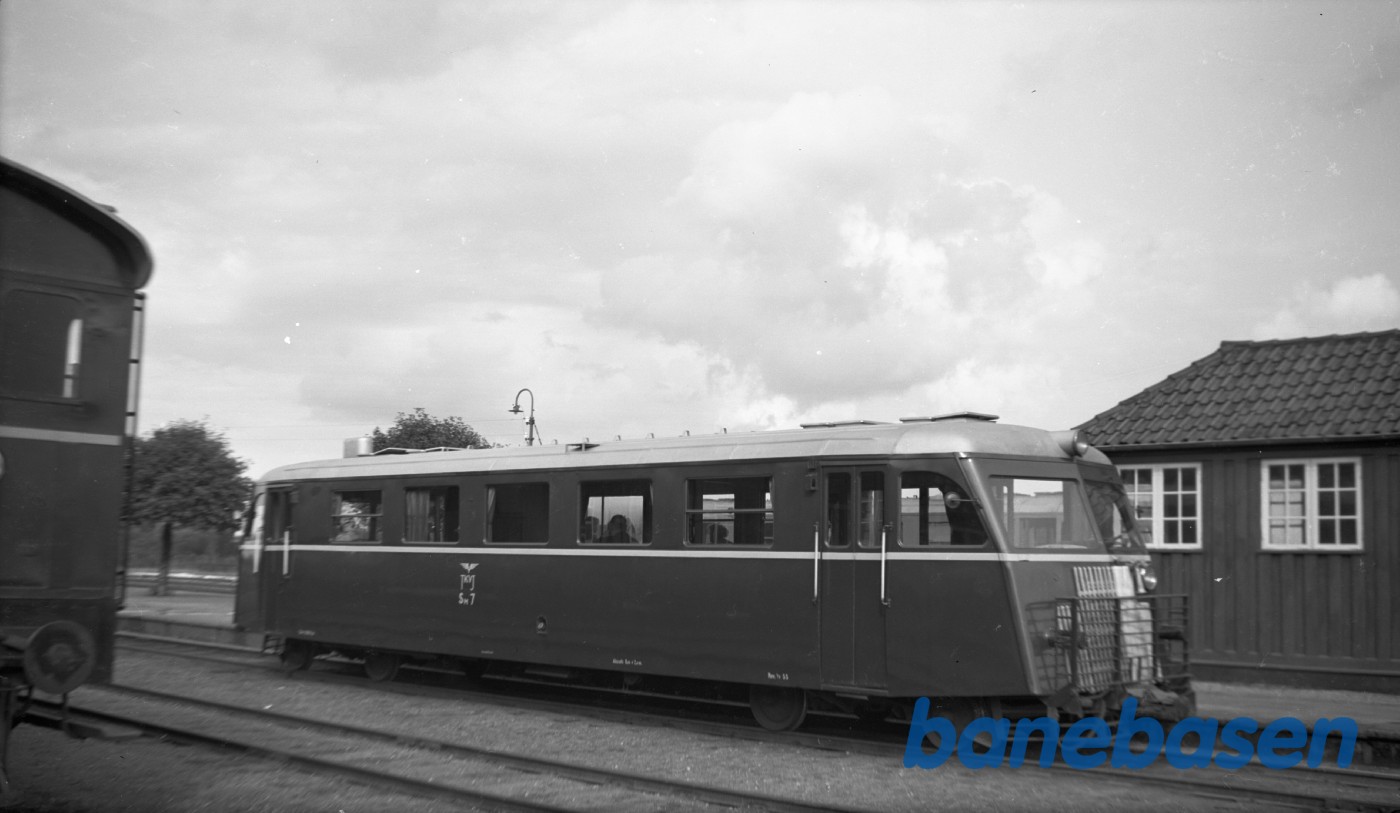Skinnebus TKVJ SM 7 holder ved perron på Grinsted station Skinnebus TKVJ SM 7 holder ved perron på Grinsted station
