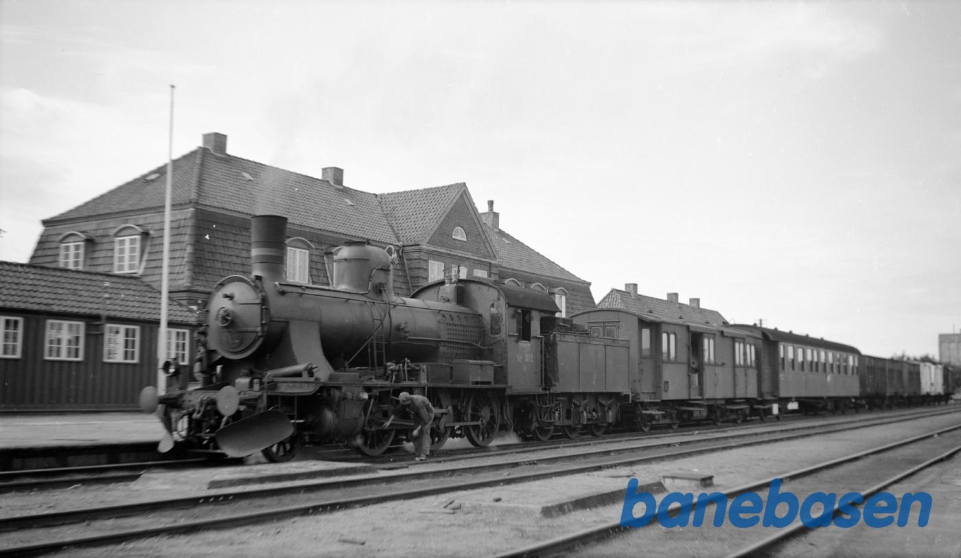 Damplokomotiv D 812 med godstog holder på Grinsted station. Tog 510 Damplokomotiv D 812 med godstog holder på Grinsted station. Tog 510