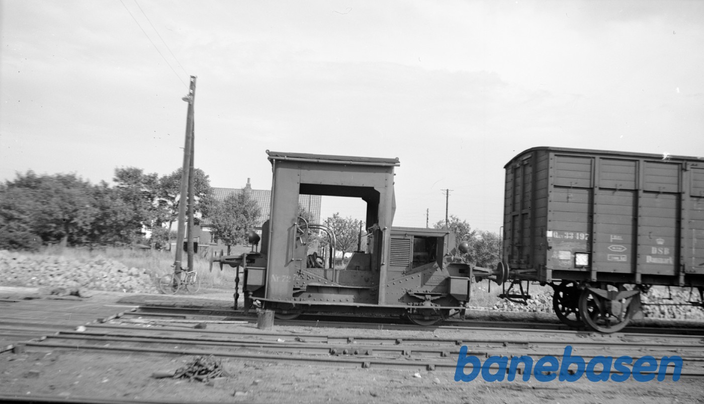 DSB Traktor 72 med godsvogn rangerer på Grinsted station DSB Traktor 72 med godsvogn rangerer på Grinsted station