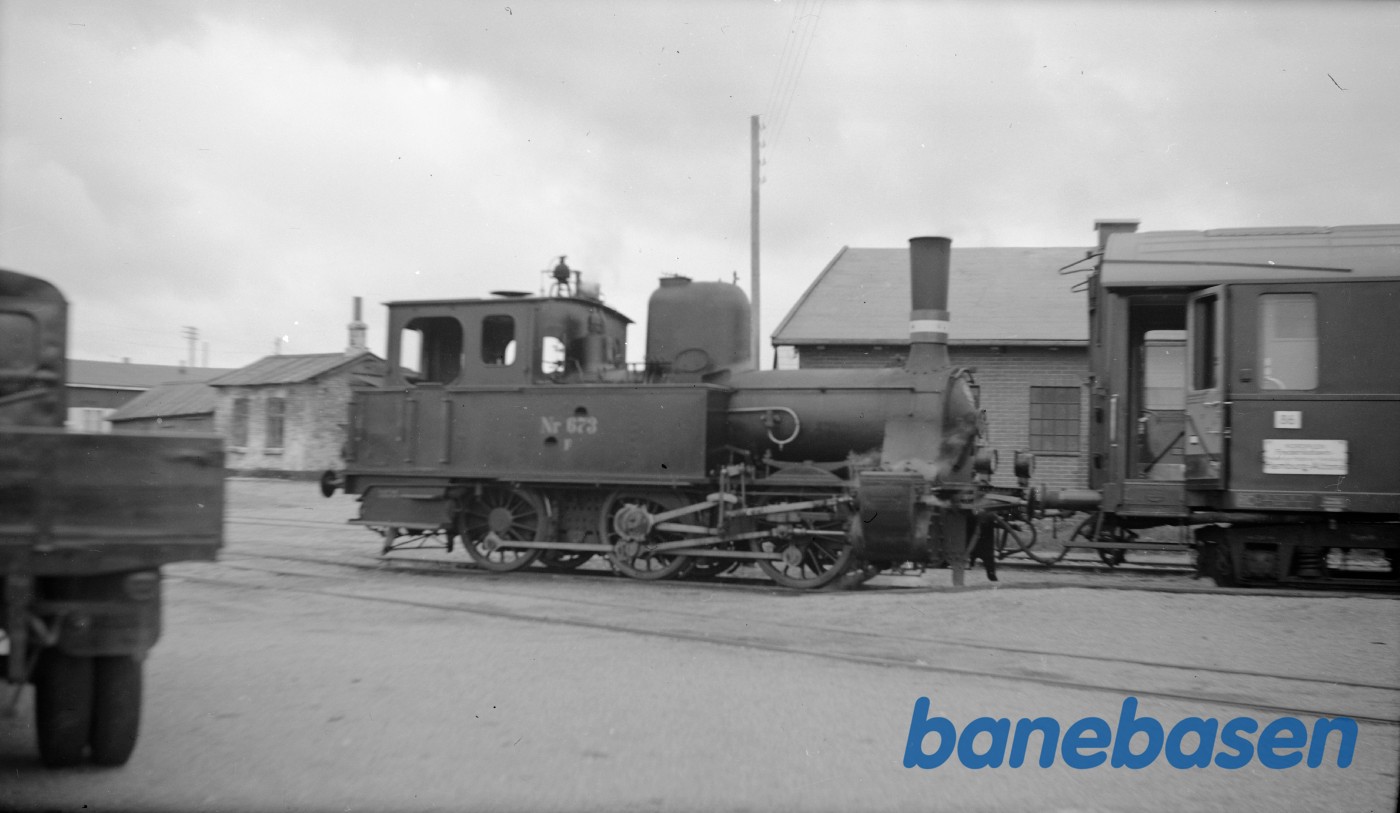 Damplokomotiv F 673 rangerer på Frederikshavn station Damplokomotiv F 673 rangerer på Frederikshavn station
