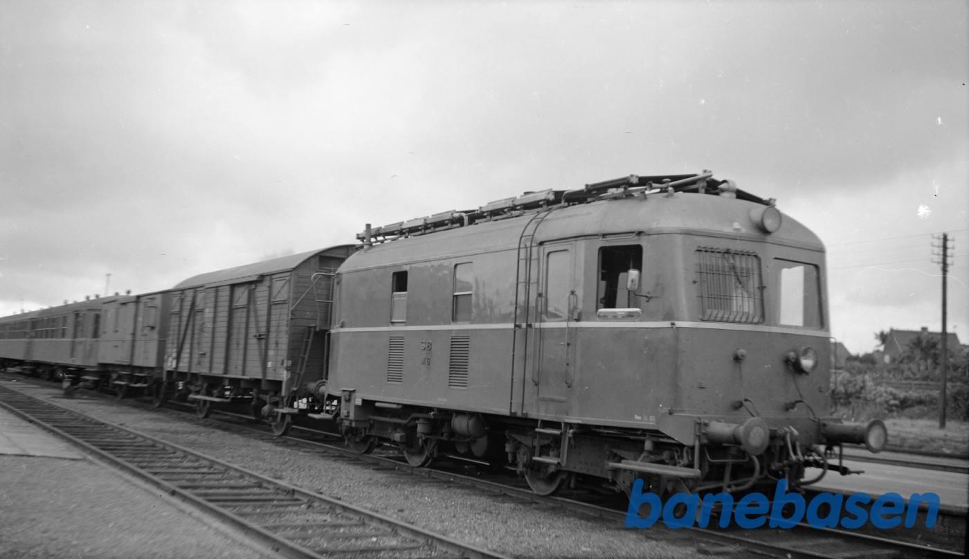 Motorlokomotiv SB M 6 med blandet tog på Frederikshavn station Motorlokomotiv SB M 6 med blandet tog på Frederikshavn station