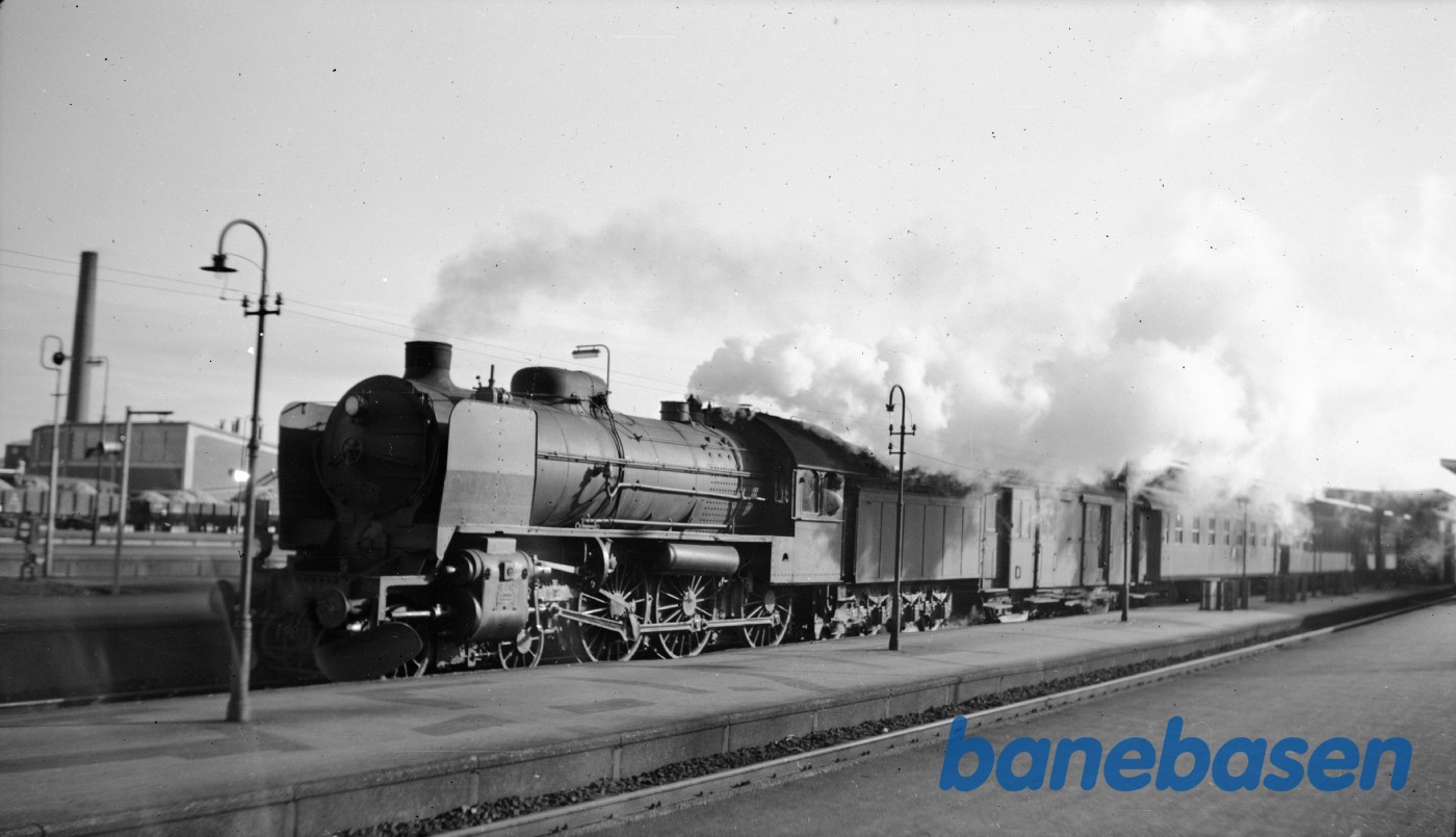 Damplokomotiv R 953 med tog 5 på Odense station Damplokomotiv R 953 med tog 5 på Odense station