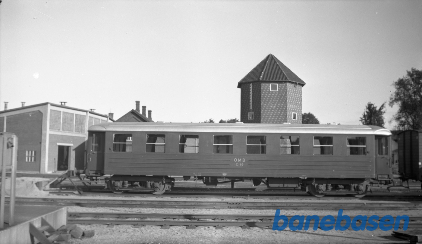 Personvogn OMB B 19 ved remisen i Odense Personvogn OMB B 19 ved remisen i Odense