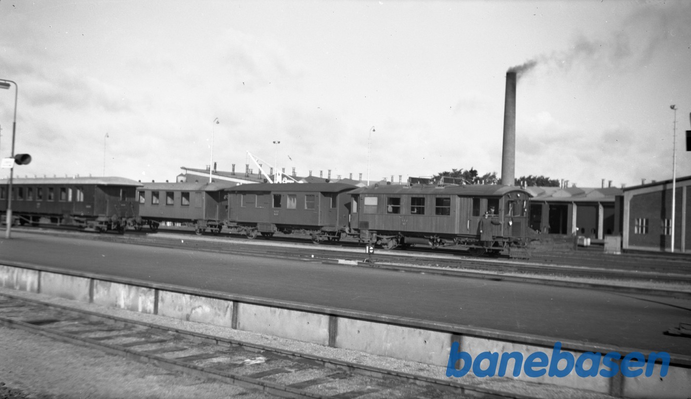 Motorvogn Mg 7 og De 34 rangerer i Odense Motorvogn Mg 7 og De 34 rangerer i Odense
