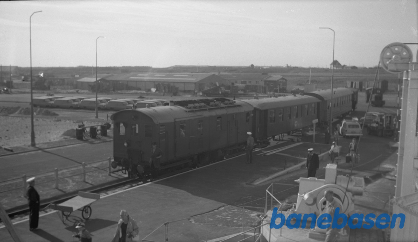 Motorlokomotiv HP 11 med tog. Hirtshals Havn Motorlokomotiv HP 11 med tog. Hirtshals Havn
