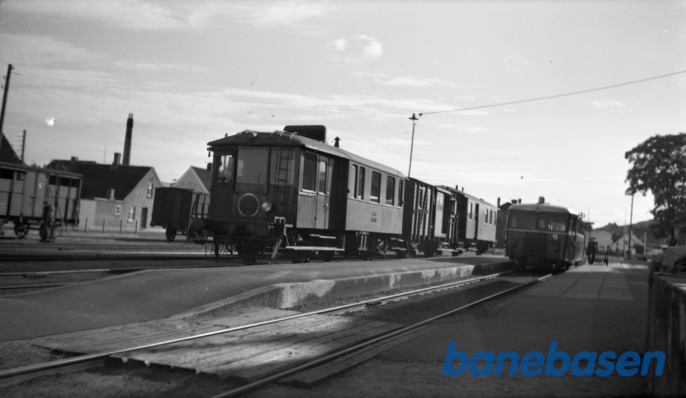Motorvogn FFJ M 1206 med tog på Hadsund station Motorvogn FFJ M 1206 med tog på Hadsund station