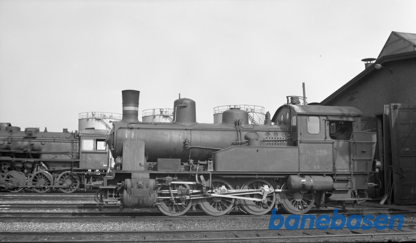 Damplokomotiv Q 339 ved remisen i Padborg. N maskine i baggrunden Damplokomotiv Q 339 ved remisen i Padborg. N maskine i baggrunden