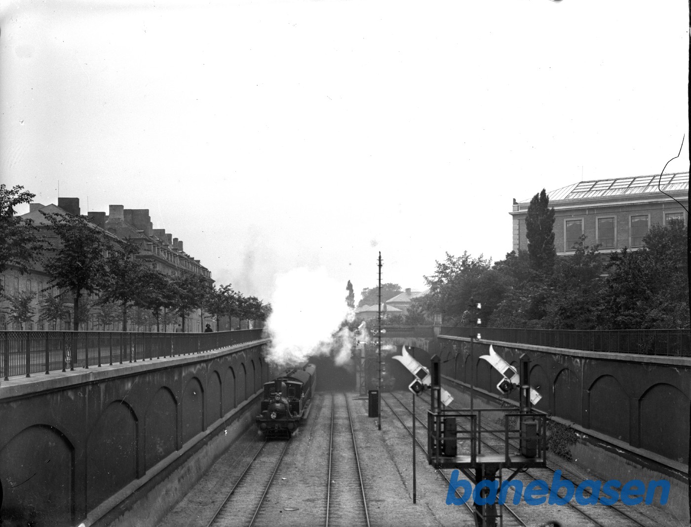 Tunnelmunding med tog 463 og 369 Tunnelmunding med tog 463 og 369