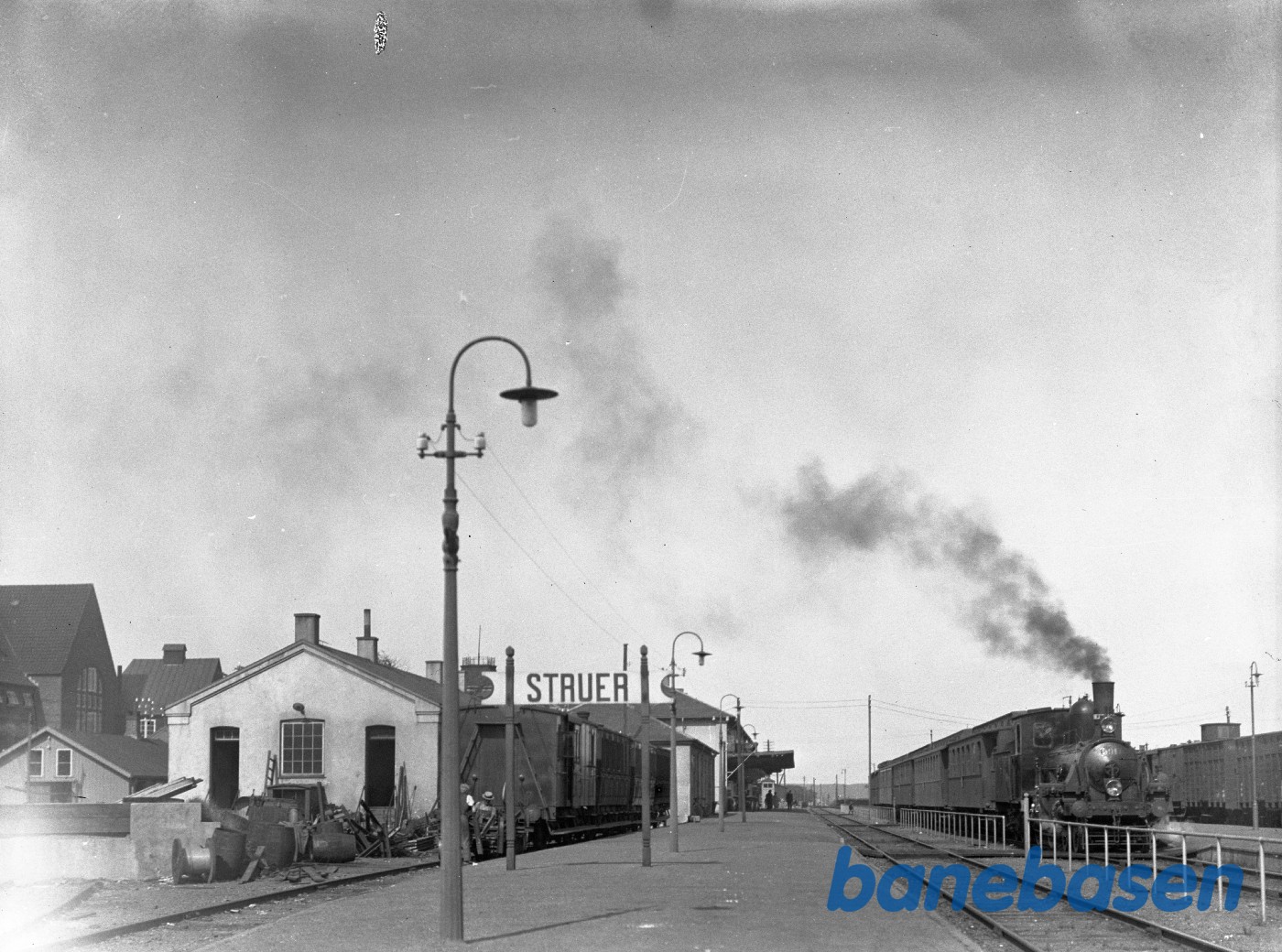 Perron 1 med tog 1184, med K maskine Perron 1 med tog 1184, med K maskine