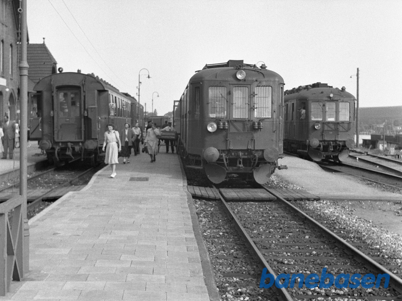 DSB 3 tog ved perron DSB 3 tog ved perron