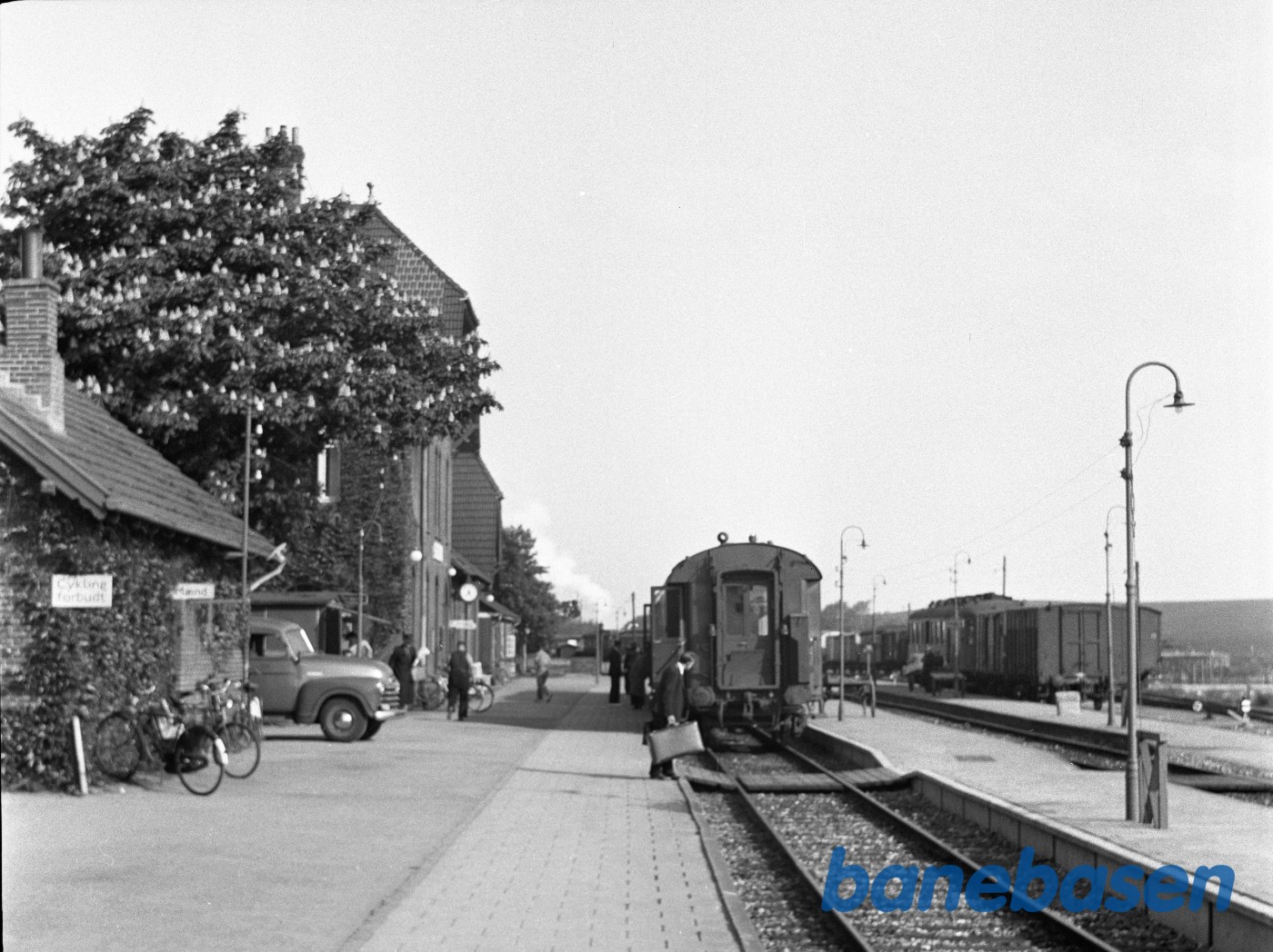 DSB perronsiden med tog, passagerer osv DSB perronsiden med tog, passagerer osv