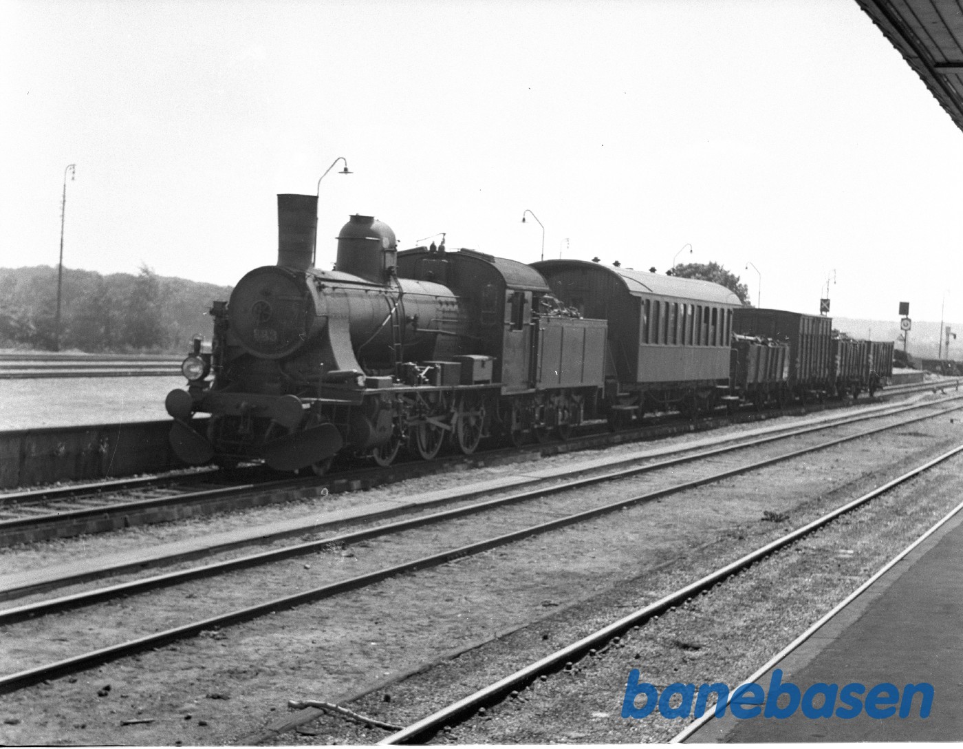 DSB D 833 med godstog DSB D 833 med godstog