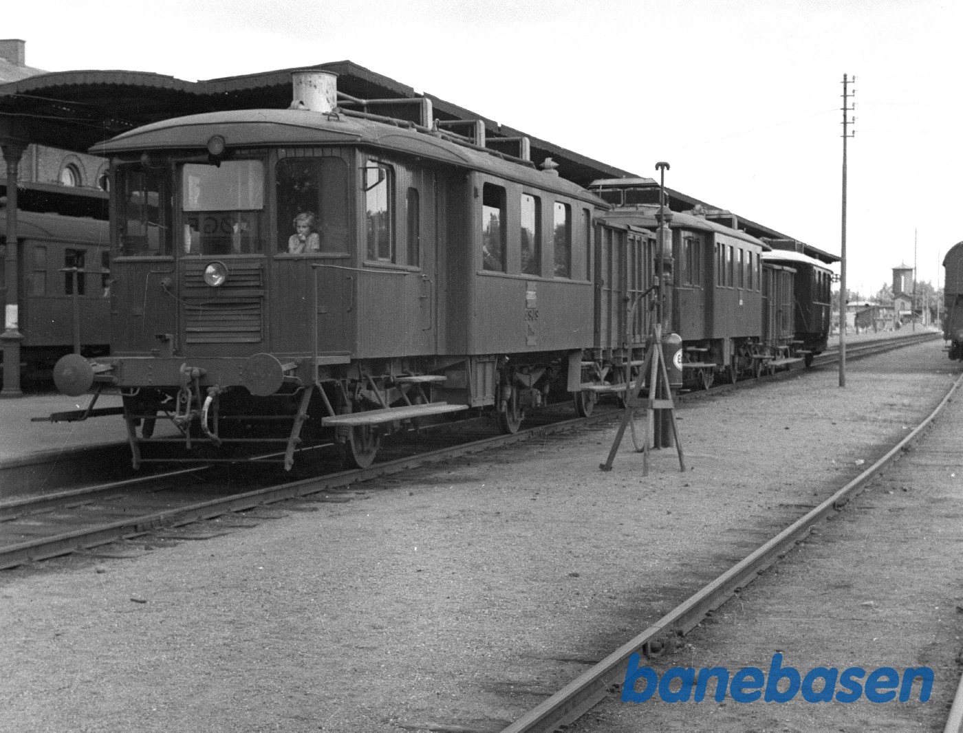 ØSJS M 4 med tog ved perron ØSJS M 4 med tog ved perron