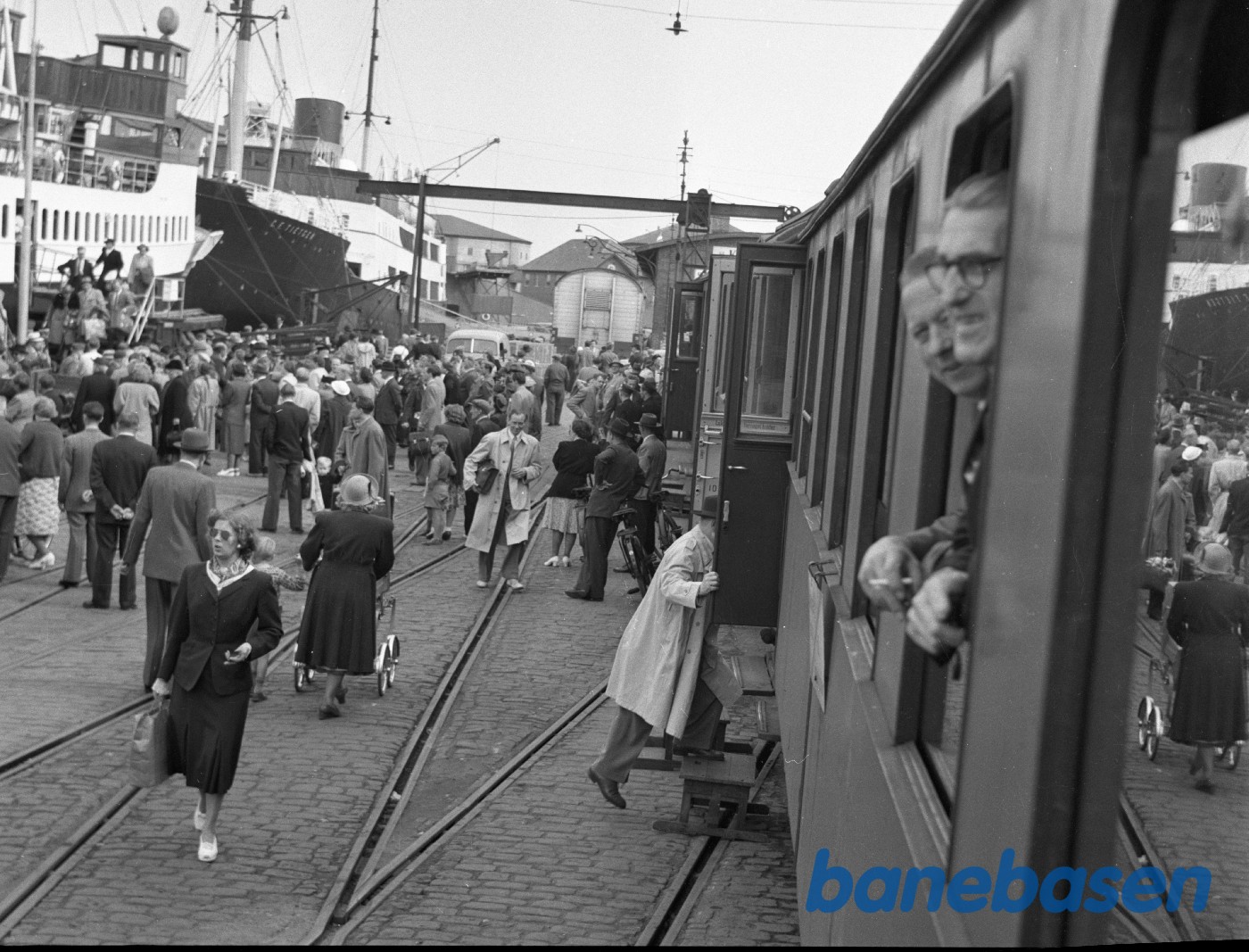 DSB Passagerer på kajen ved havnestationen DSB Passagerer på kajen ved havnestationen