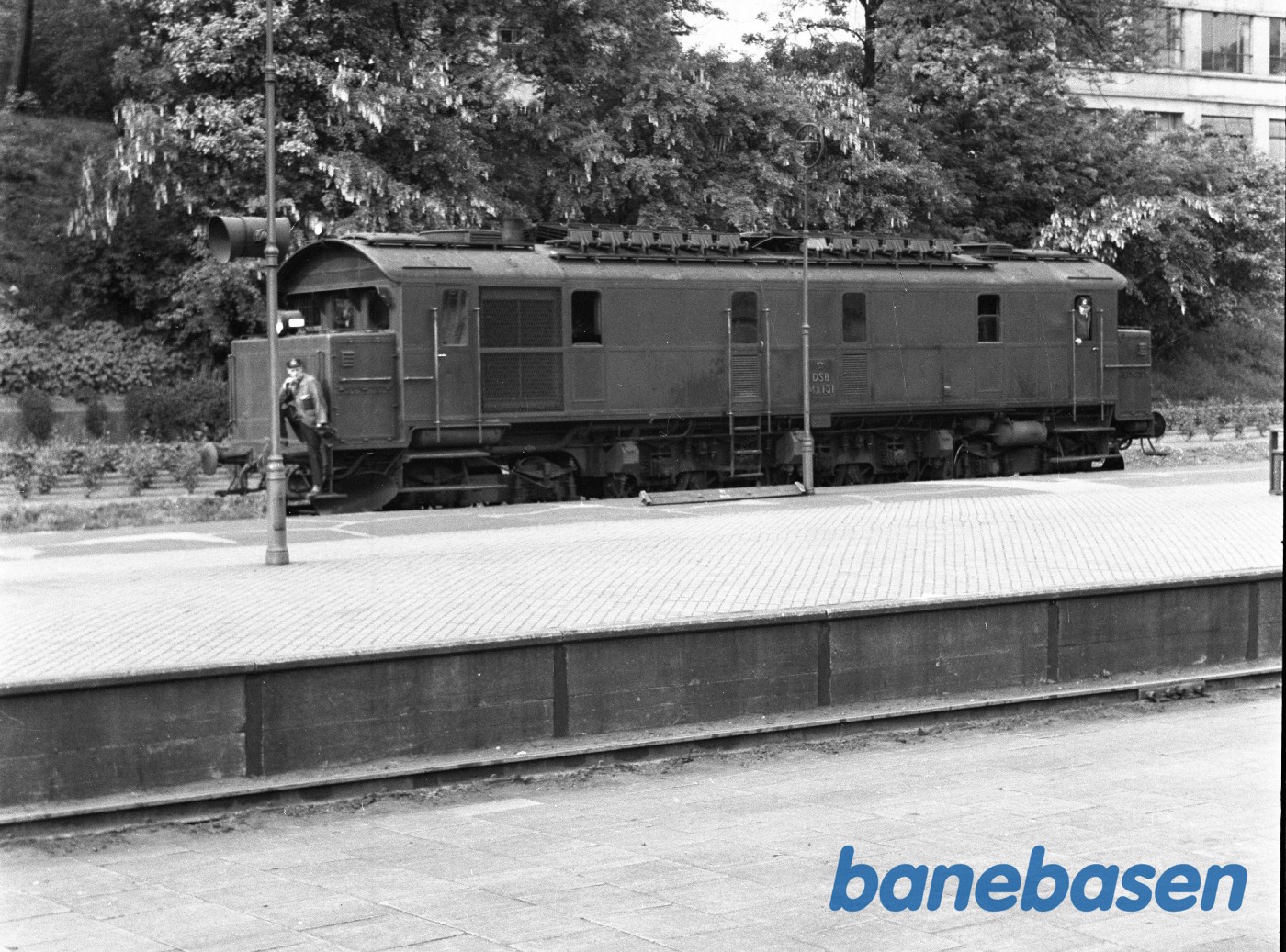 DSB MX 131 rangerer ved perron DSB MX 131 rangerer ved perron