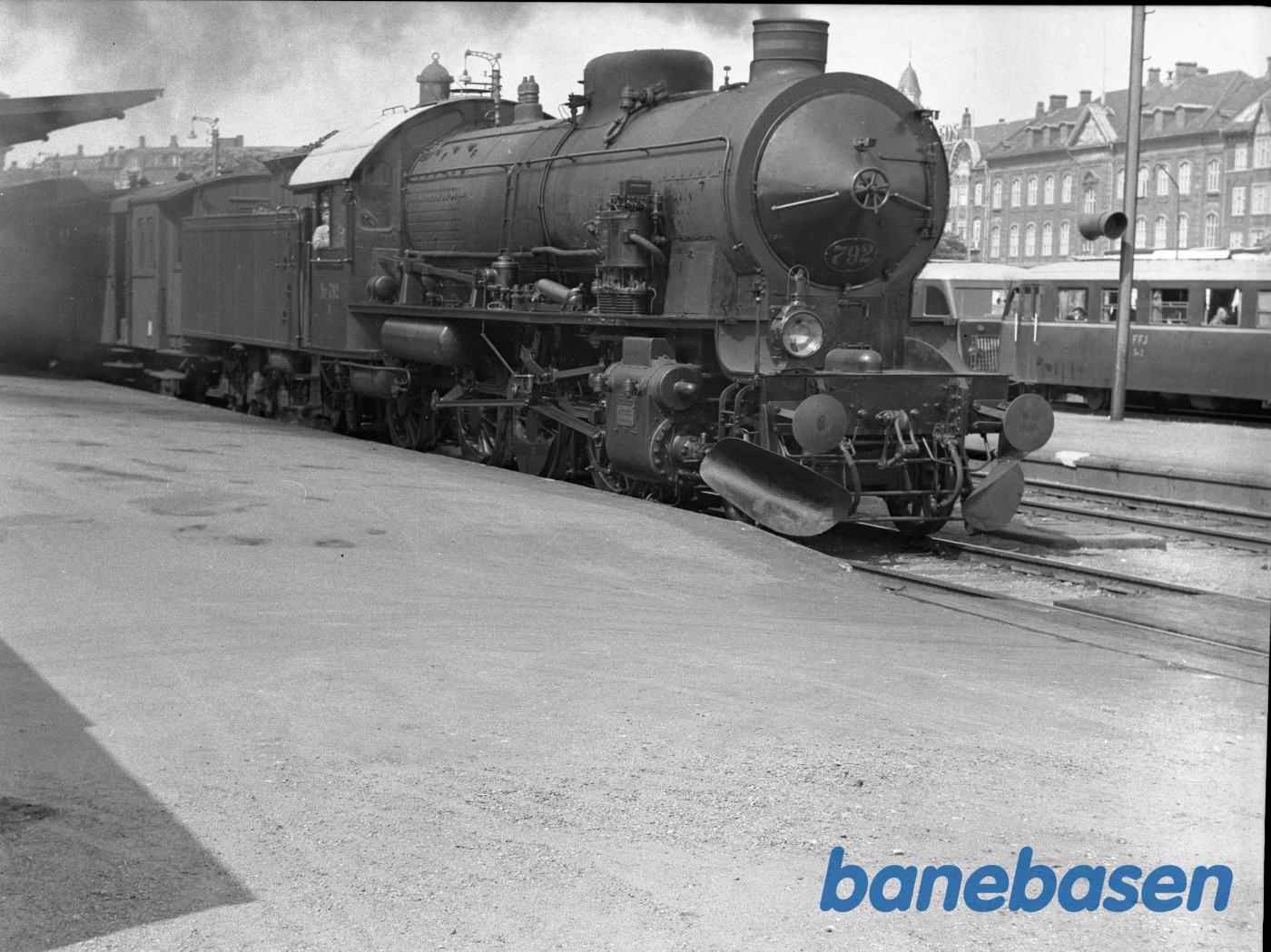 DSB H 792 ved perron med persontog DSB H 792 ved perron med persontog