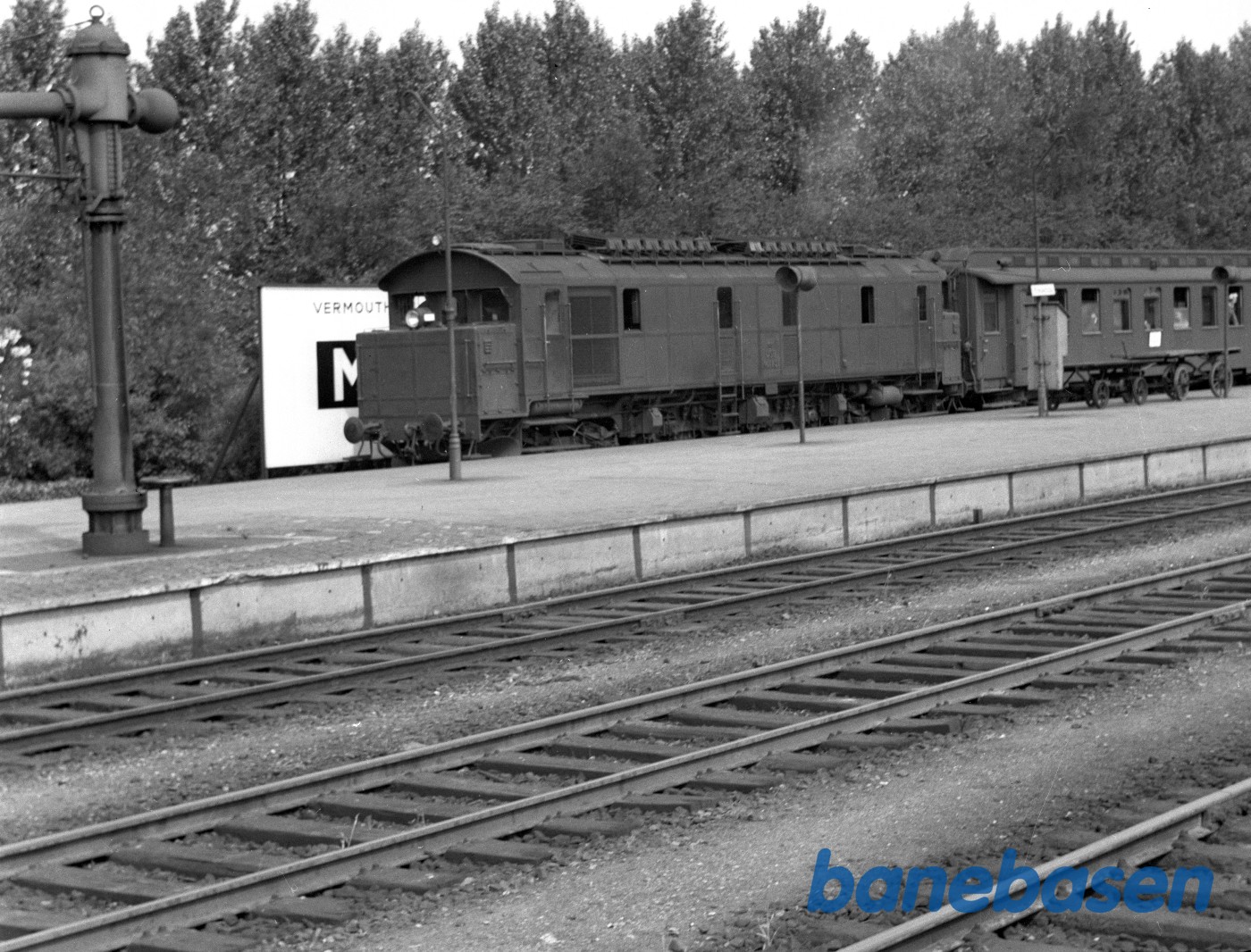 DSB MX 131 med tog ved perron DSB MX 131 med tog ved perron
