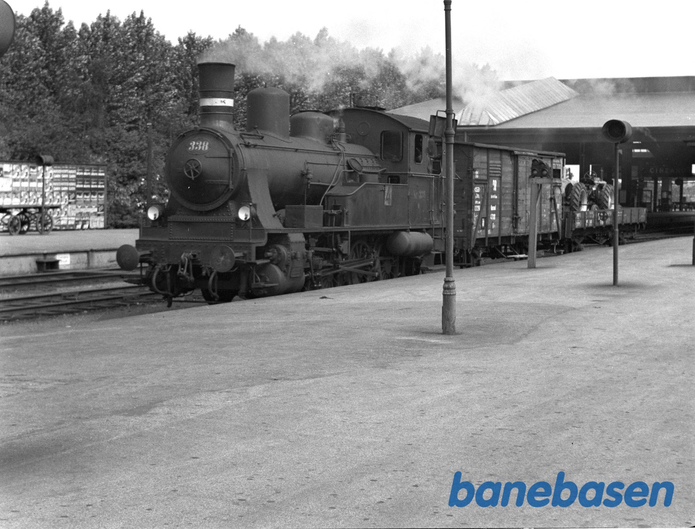 DSB Q 338 med rangertræk ved perron DSB Q 338 med rangertræk ved perron