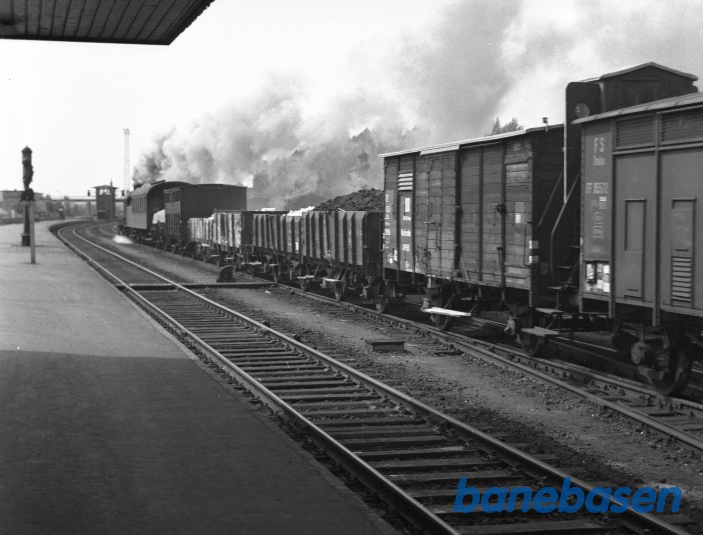 DSB Godstog med D-maskine kører igennem DSB Godstog med D-maskine kører igennem