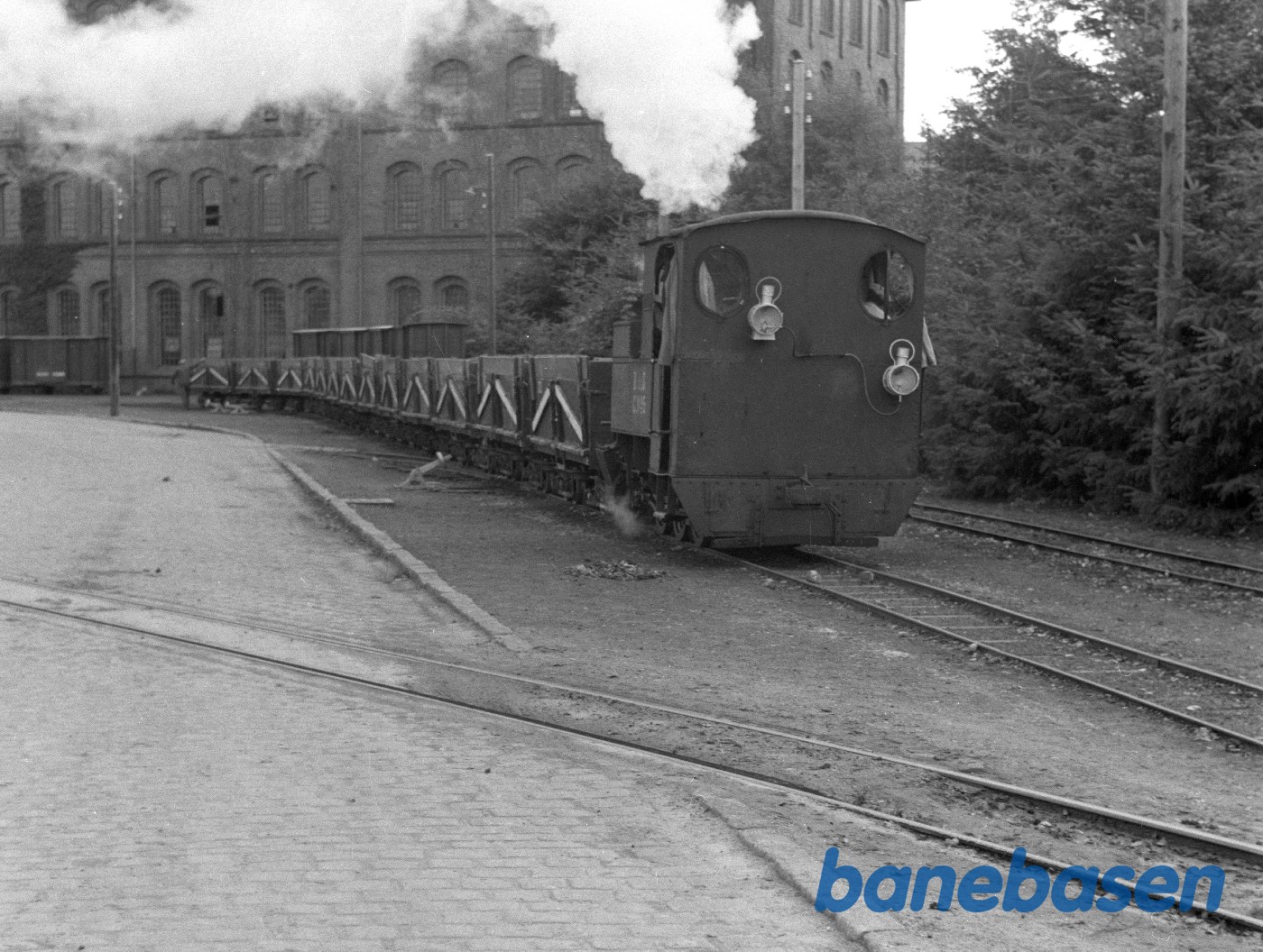 Damplokomotiv C5 med tomt tog forlader fabrikken Damplokomotiv C5 med tomt tog forlader fabrikken