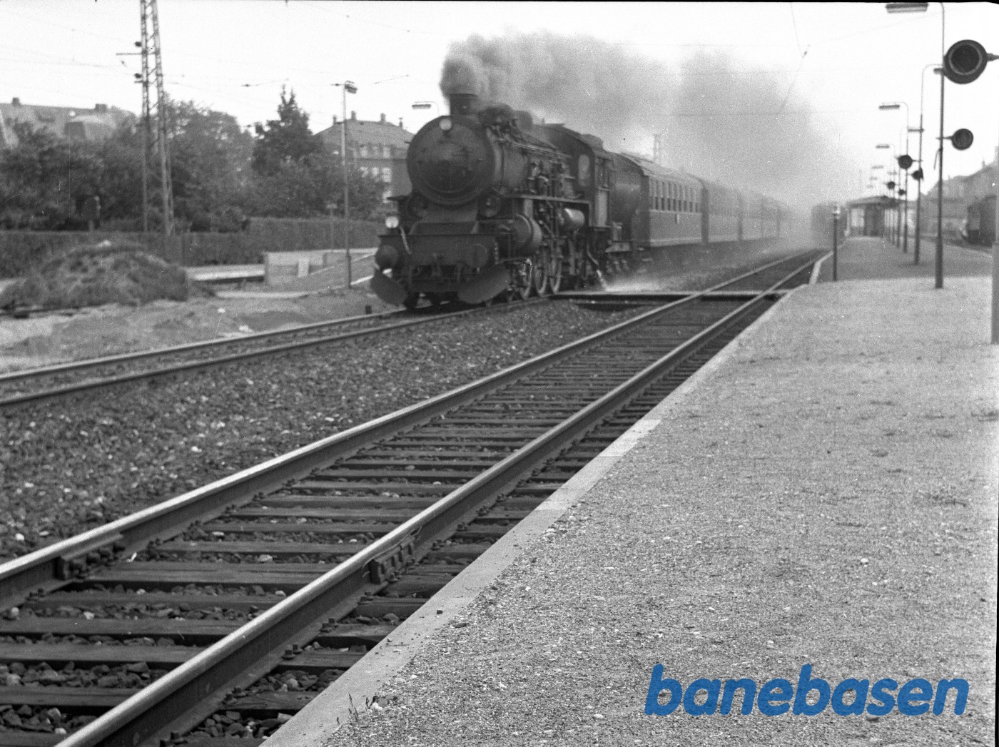 DSB E 983 med tog 50 (15 vogne...) DSB E 983 med tog 50 (15 vogne...)