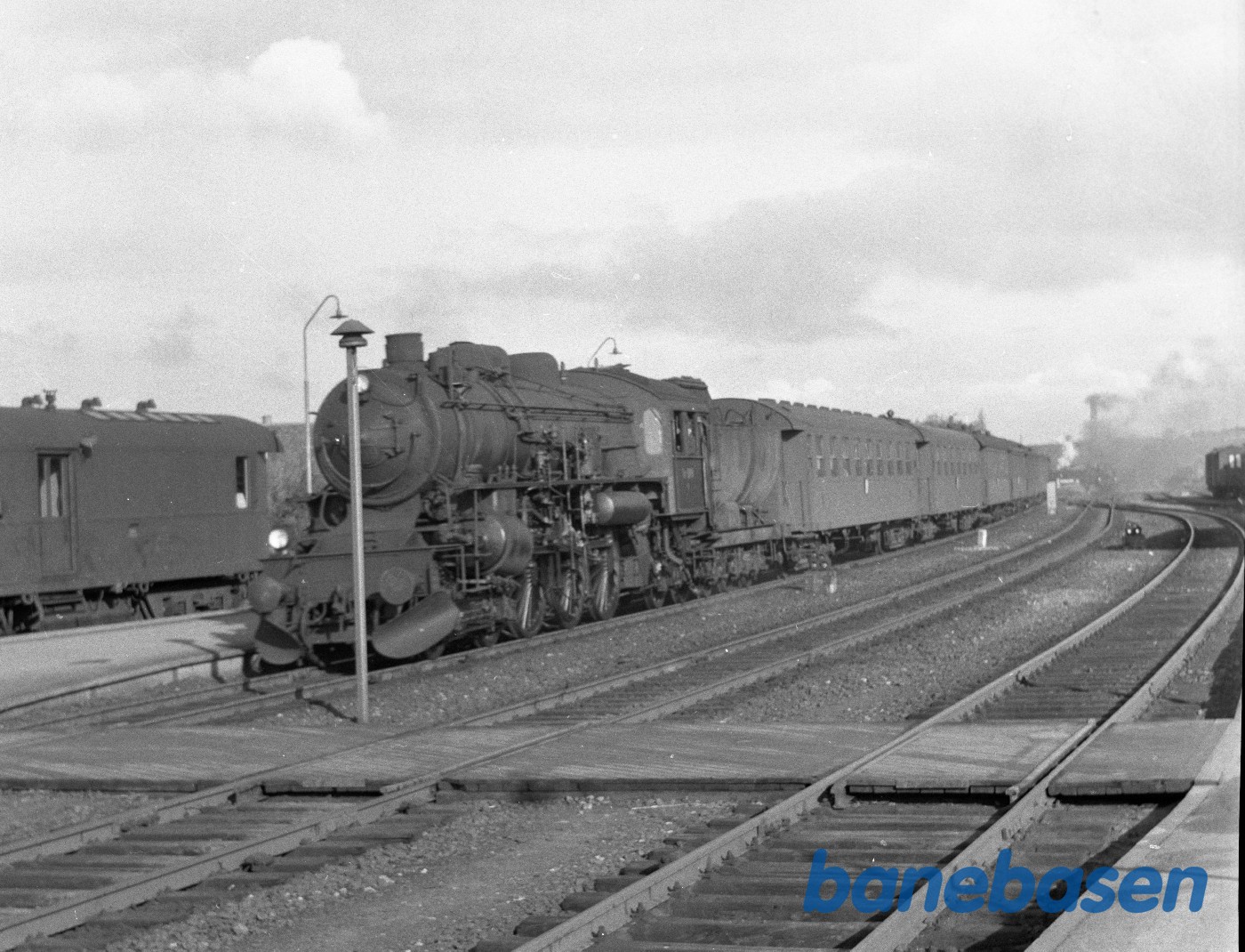DSB E 999 med tog 50 ankommer DSB E 999 med tog 50 ankommer