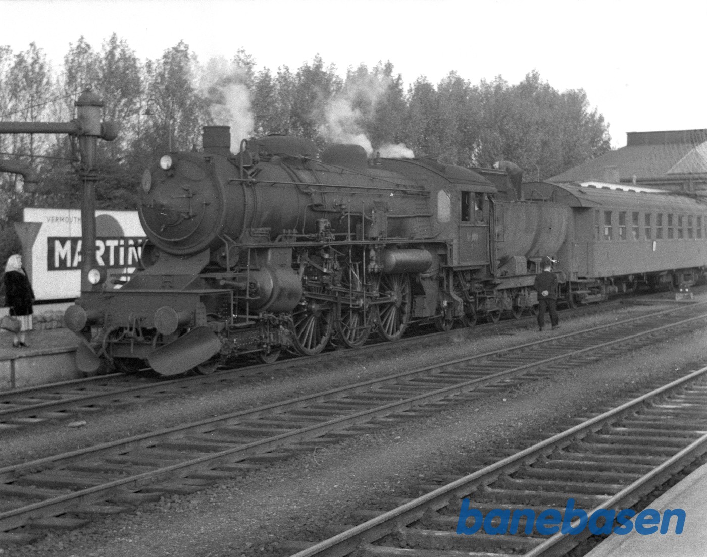 DSB E 999 med tog 50 ved perron DSB E 999 med tog 50 ved perron