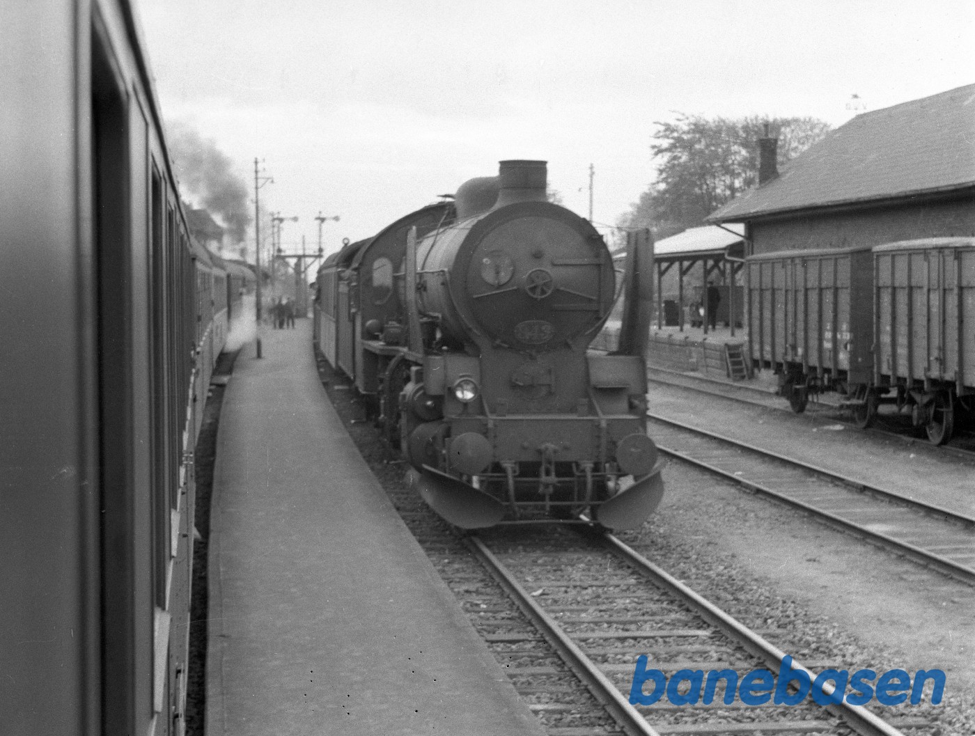 DSB R 943 krydses. Stationen set mod syd DSB R 943 krydses. Stationen set mod syd
