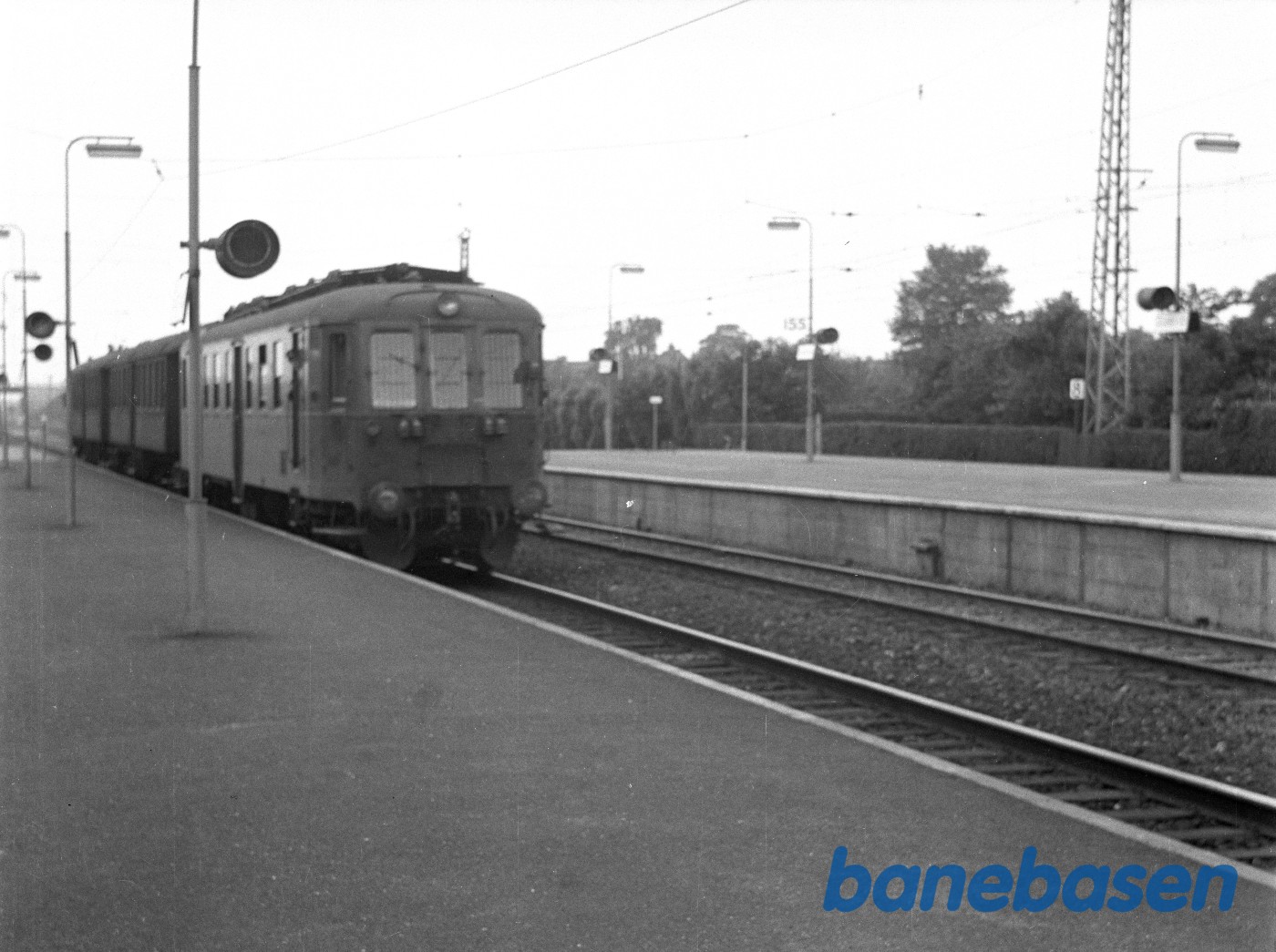 DSB MO 571 med tog ved perron DSB MO 571 med tog ved perron