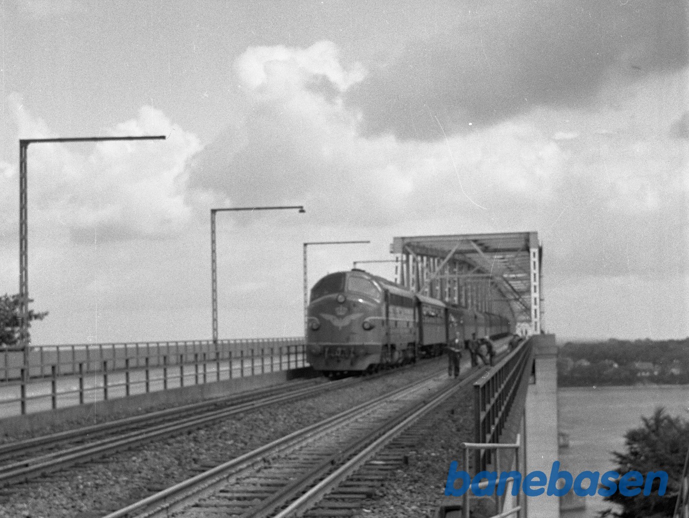 DSB MY 1101 med tog 50 på broen DSB MY 1101 med tog 50 på broen