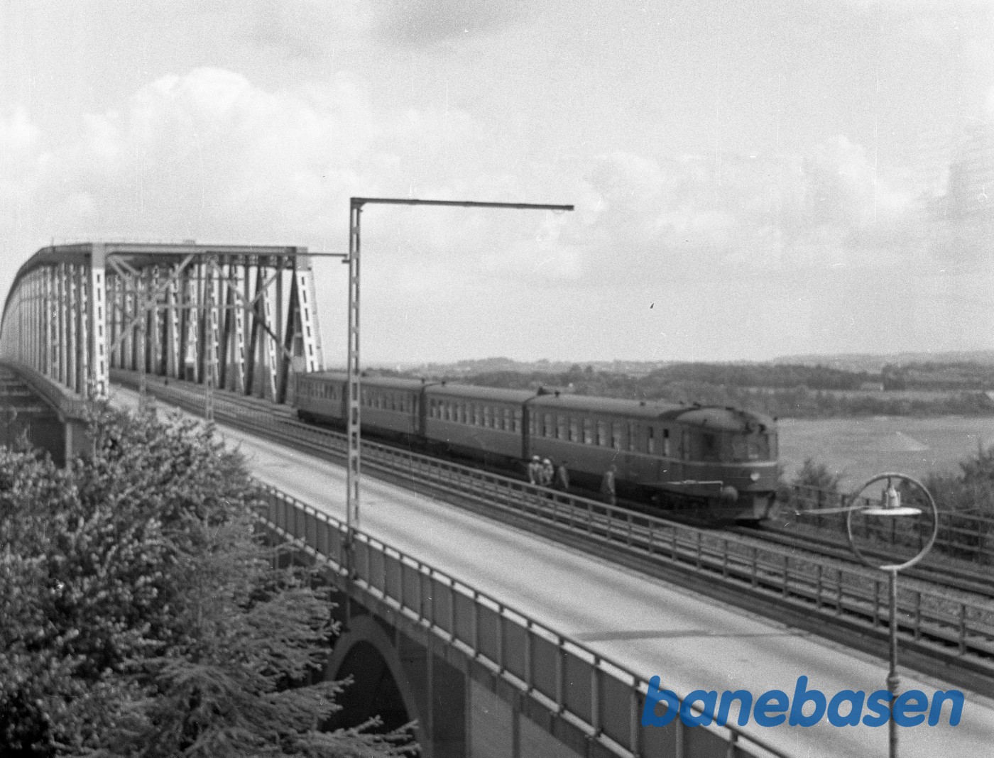 DSB MS lyntog "Limfjorden" ved broen DSB MS lyntog "Limfjorden" ved broen