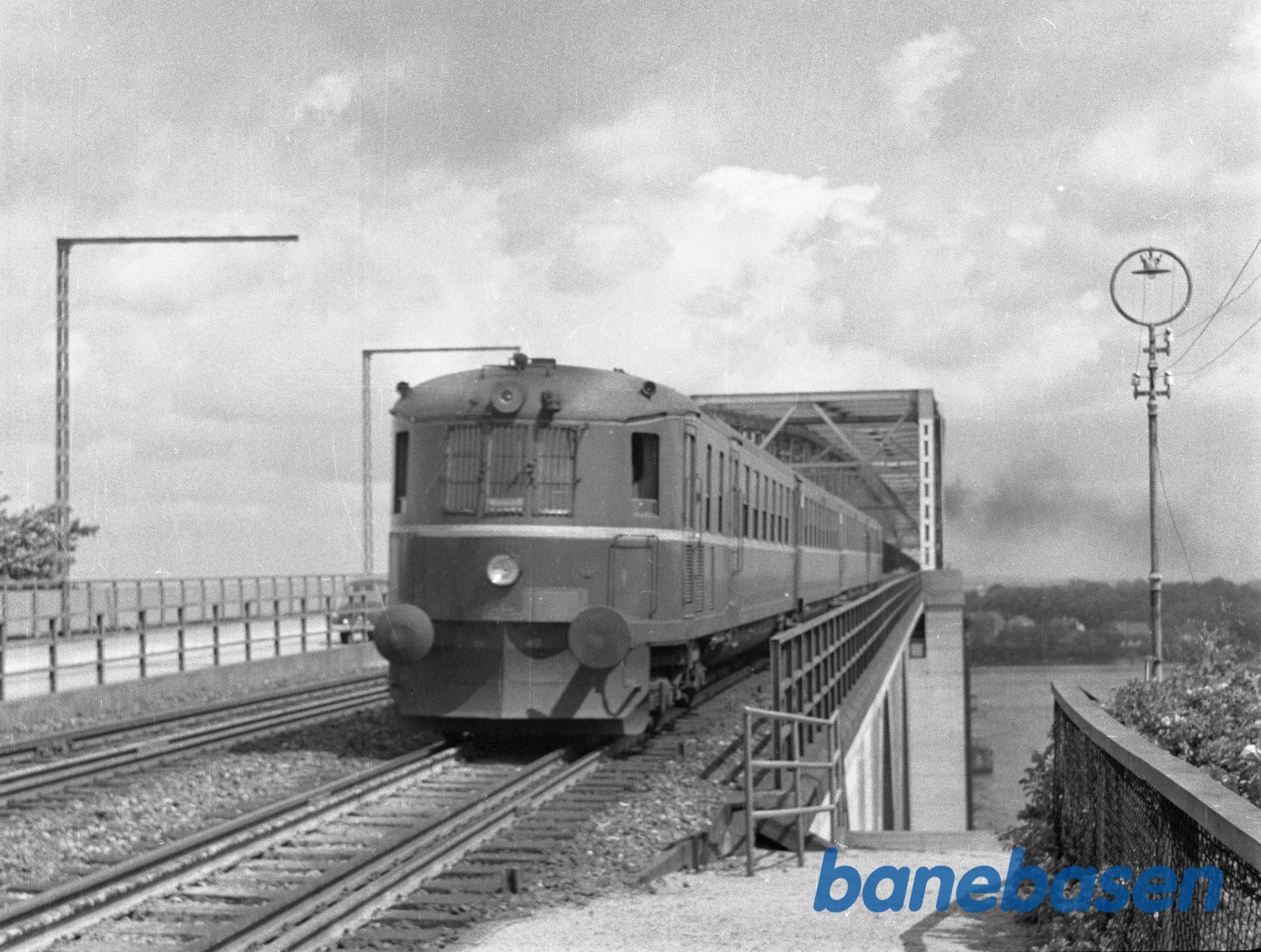 DSB MB lyntog "Vesterhavet" ved broen DSB MB lyntog "Vesterhavet" ved broen