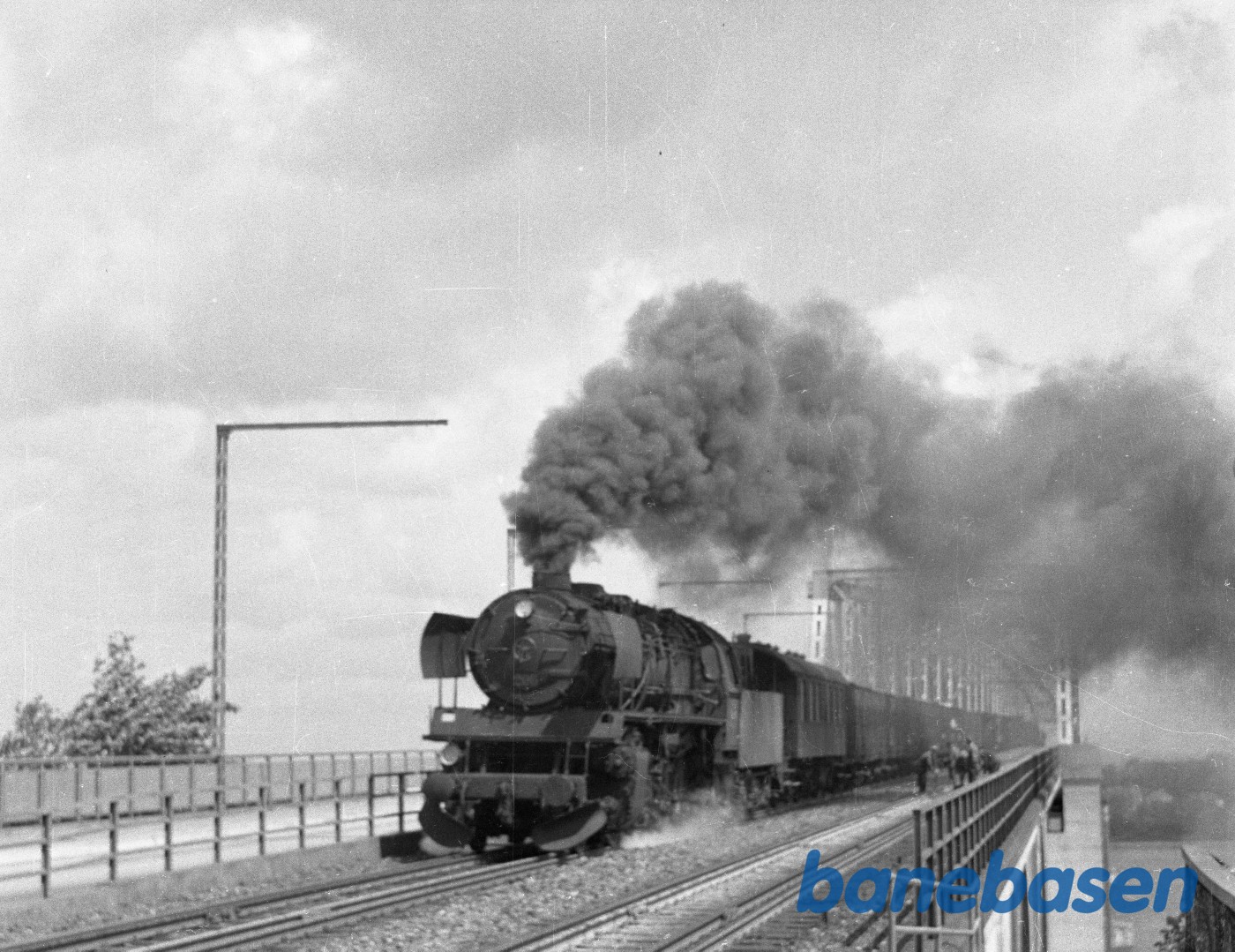 DSB N 206 med godstog kører fra broen DSB N 206 med godstog kører fra broen