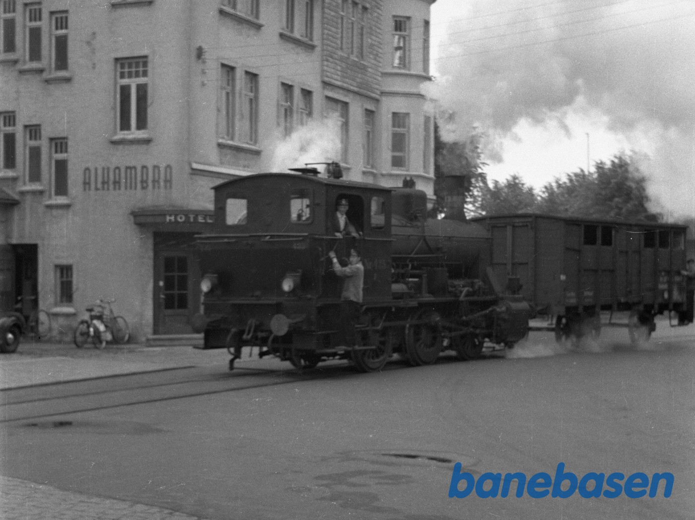 DSB F 435 med Q-vogn på gaden DSB F 435 med Q-vogn på gaden