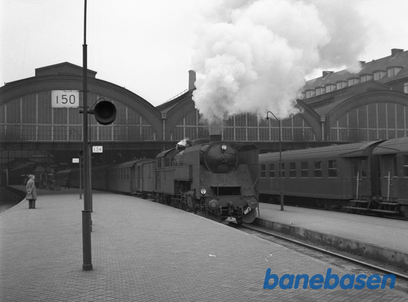 DSB S 728 med tog 363 ved perron DSB S 728 med tog 363 ved perron