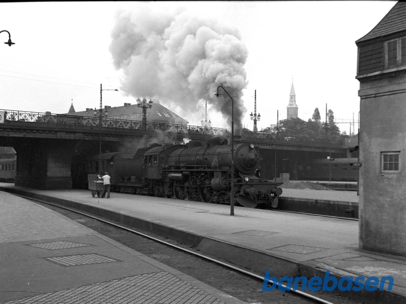 DSB E 990 med tog 165 starter DSB E 990 med tog 165 starter