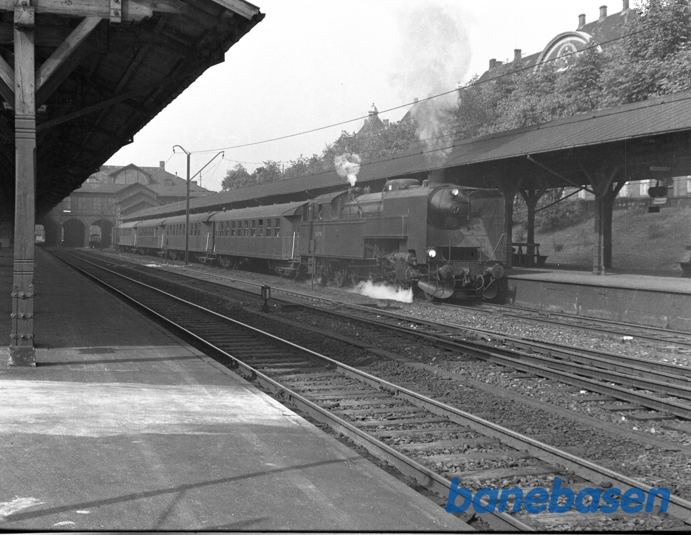 DSB S 738 med tog 723 ved perron DSB S 738 med tog 723 ved perron