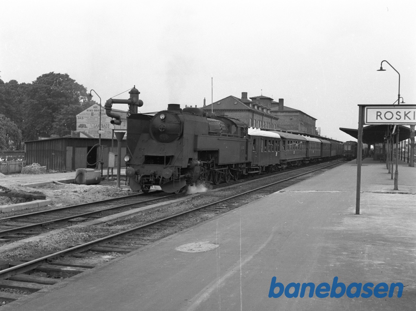 DSB S 728 med tog 251 ved perron DSB S 728 med tog 251 ved perron