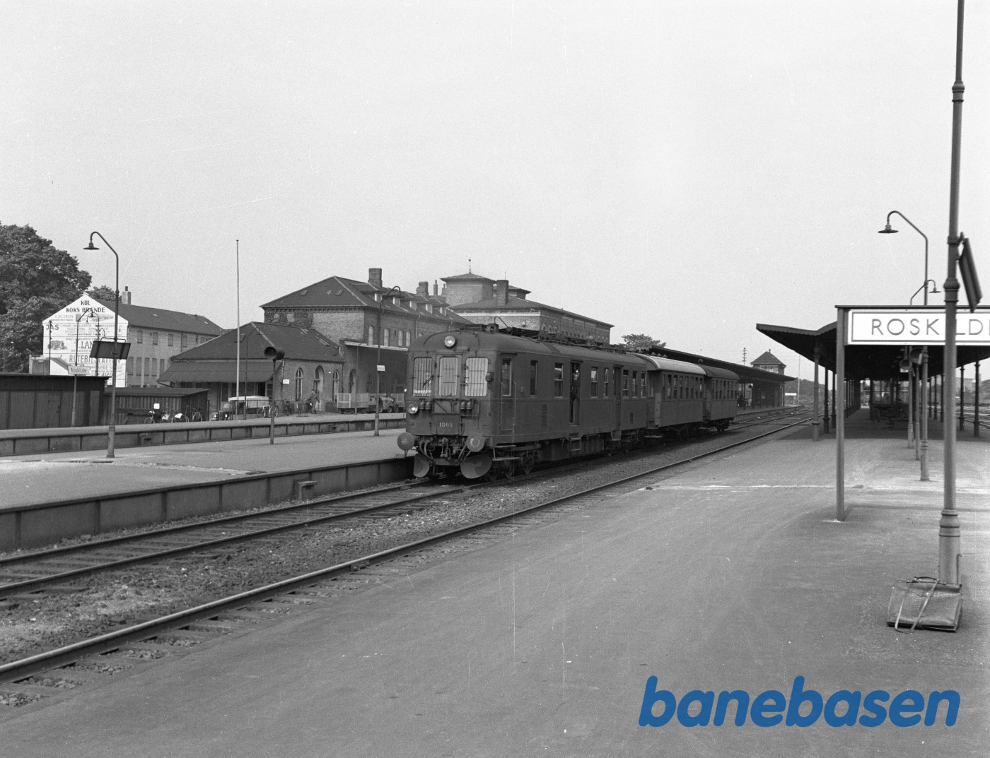 DSB MO 1804 med tog 159 ved perron DSB MO 1804 med tog 159 ved perron