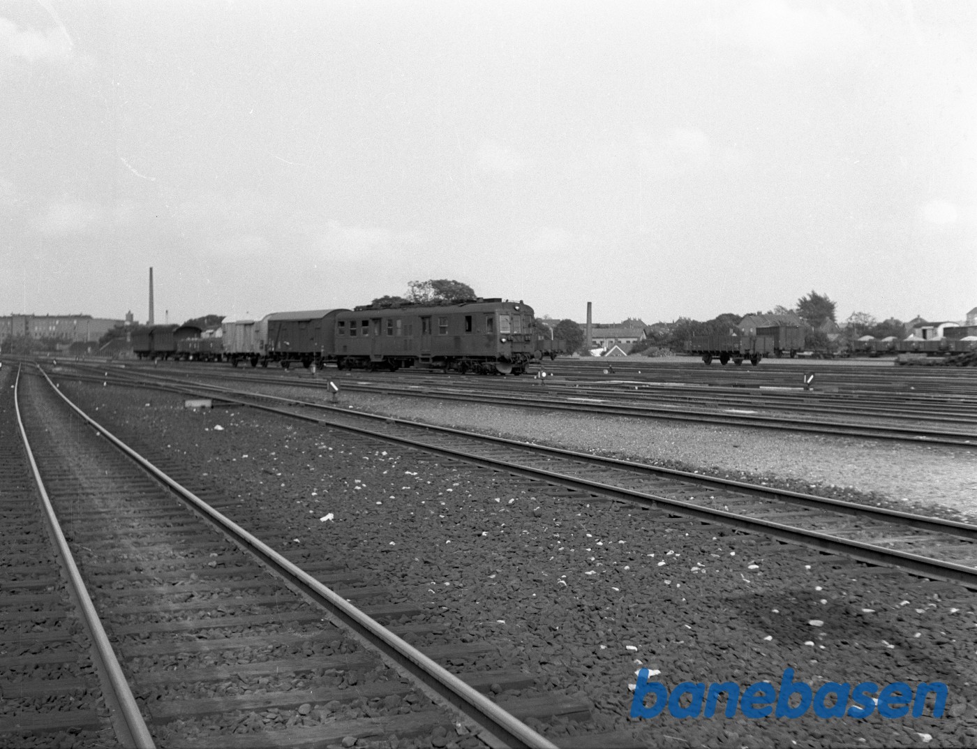 DSB MO 18?? med tog 2059 (Godstog) DSB MO 18?? med tog 2059 (Godstog)