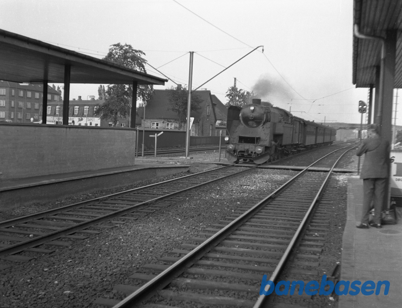 DSB S 738 med tog 363 kører igennem DSB S 738 med tog 363 kører igennem