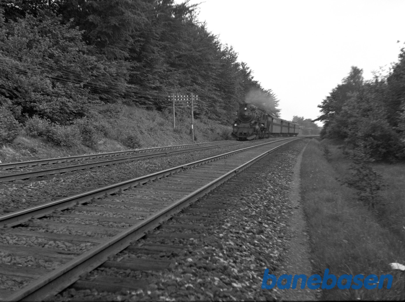 DSB E 9?? med tog 143 i skoven DSB E 9?? med tog 143 i skoven